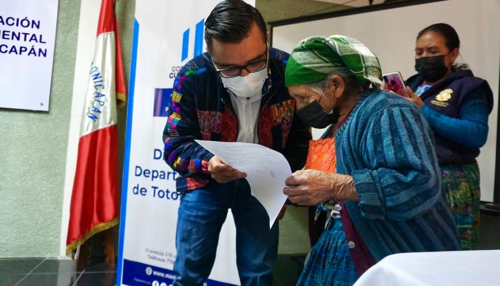 Adultos mayores de Totonicapán son beneficiados con programa de aporte económico