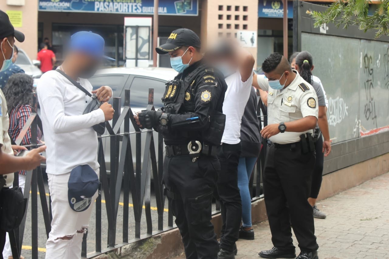 PNC realiza operativos en centro de emisión de pasaportes