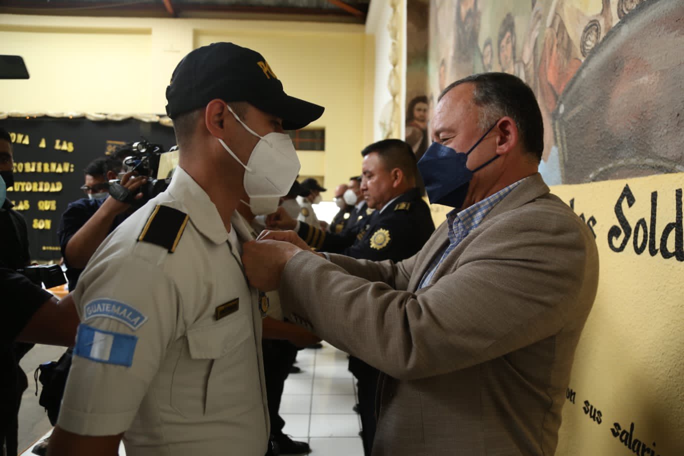 Ministro de Gobernación entrega Orden de Mérito a agentes de la PNC