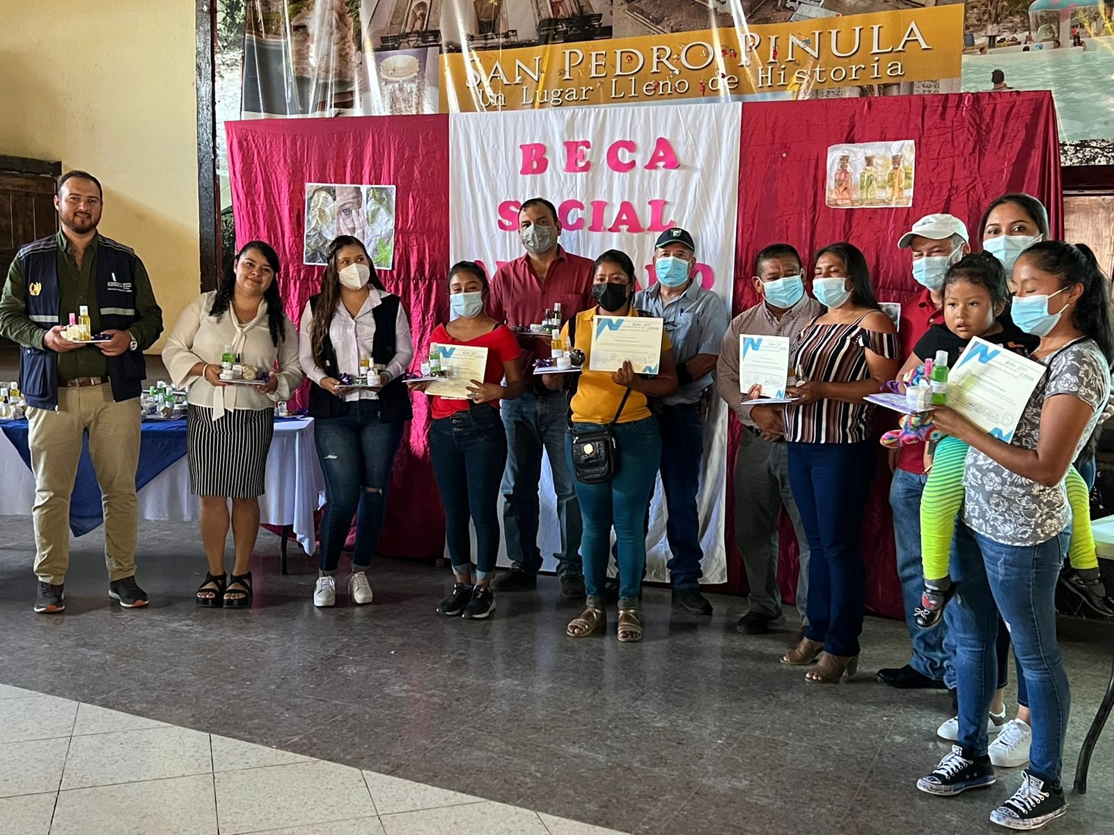 Mujeres se benefician de Beca Artesano