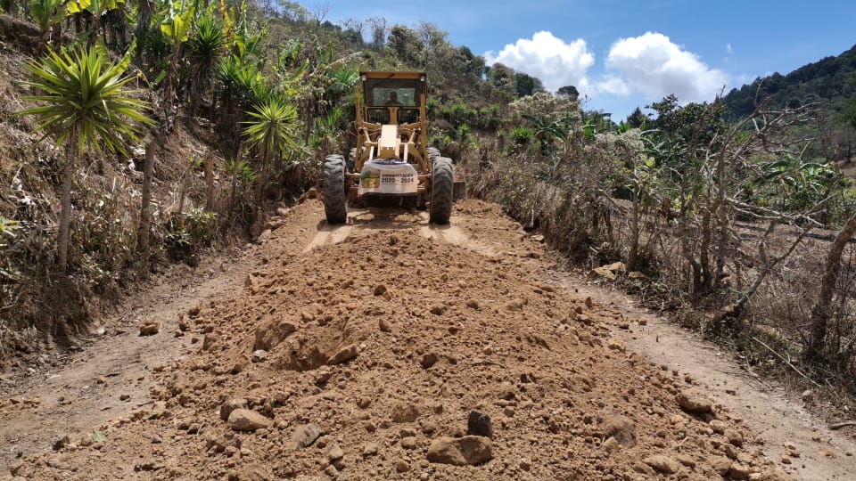 Avanzan en la rehabilitación de caminos rurales