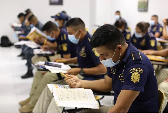 PNC inicia segunda fase de formación bilingüe