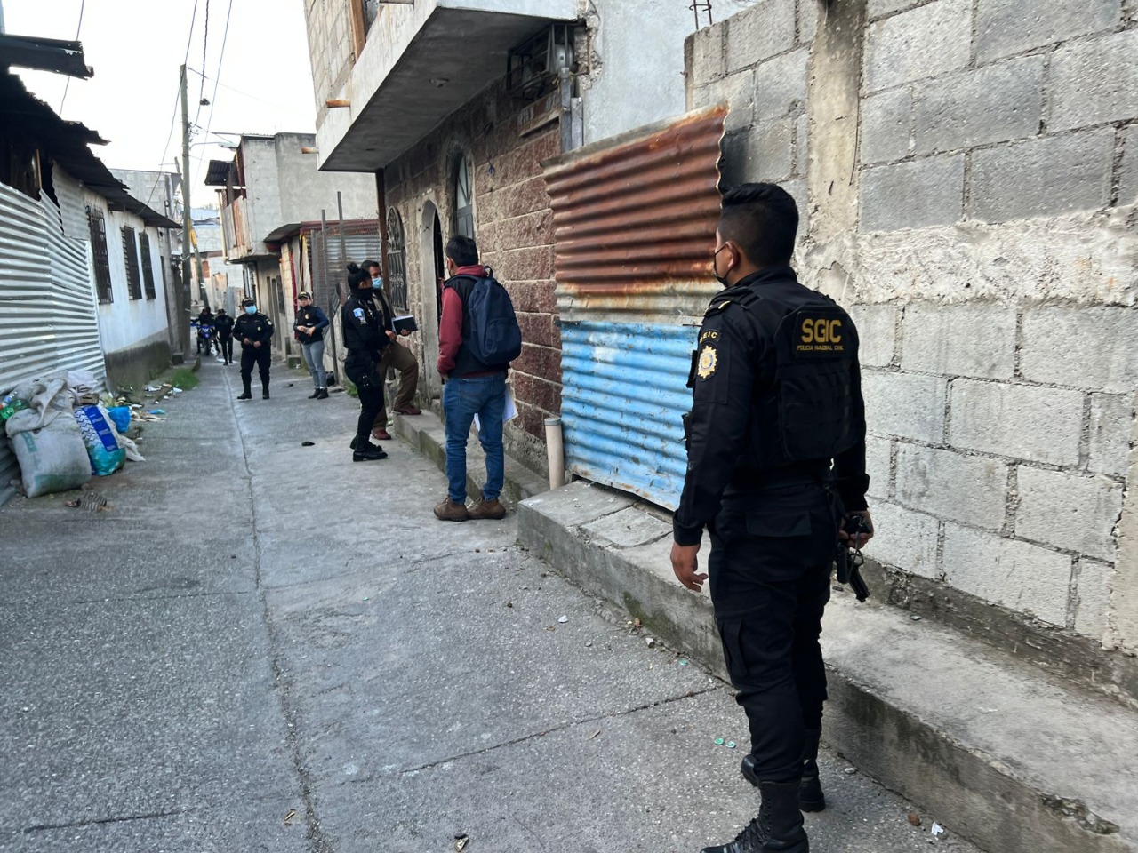 Fuerzas de seguridad efectúan más de 30 allanamientos y una requisa en centro carcelario