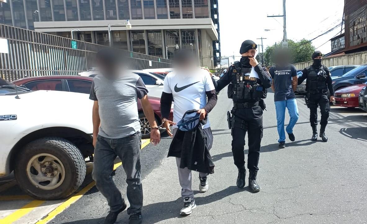 Ejecutan allanamientos contra grupo delictivo dedicado al narcomenudeo