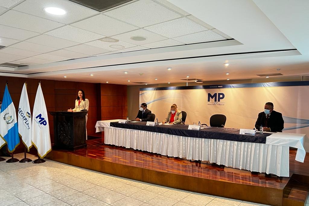 Firman acuerdo para fiscalizar obras públicas inconclusas