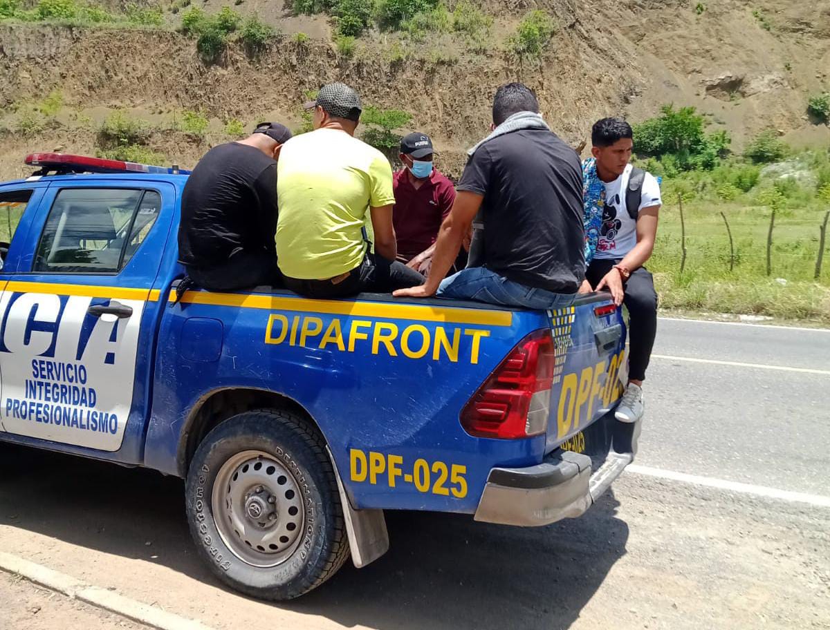 Acciones de la PNC permiten ubicar a 19 migrantes en Izabal y Chiquimula