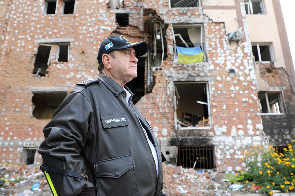 Dignatario visita las ciudades de Bucha e Irpin, devastadas por la guerra entre Rusia y Ucrania