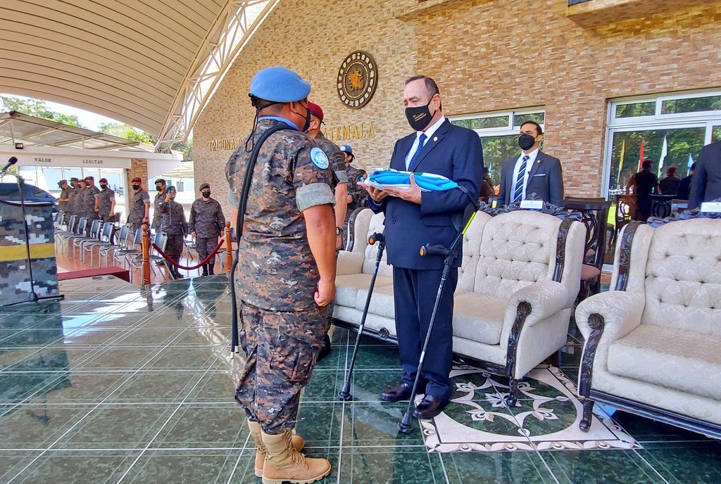 Presidente entrega bandera nacional a XXII Contingente, que será desplegado a República Democrática del Congo