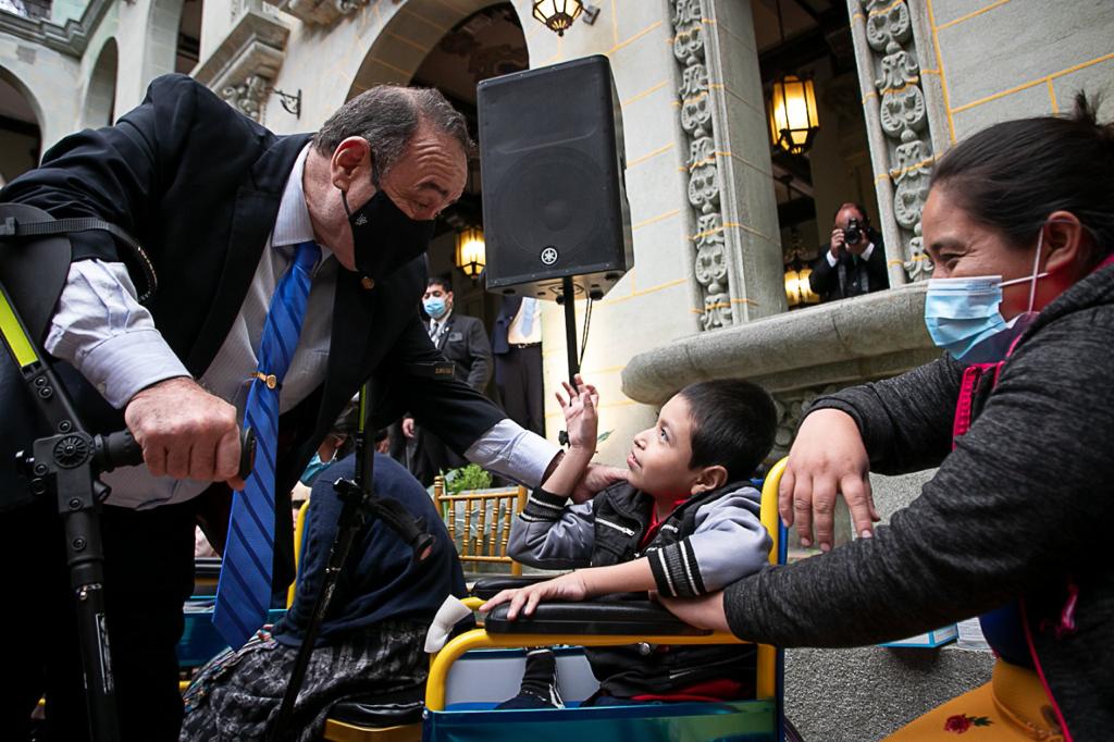 Niños y adultos son beneficiados con entrega de sillas de ruedas