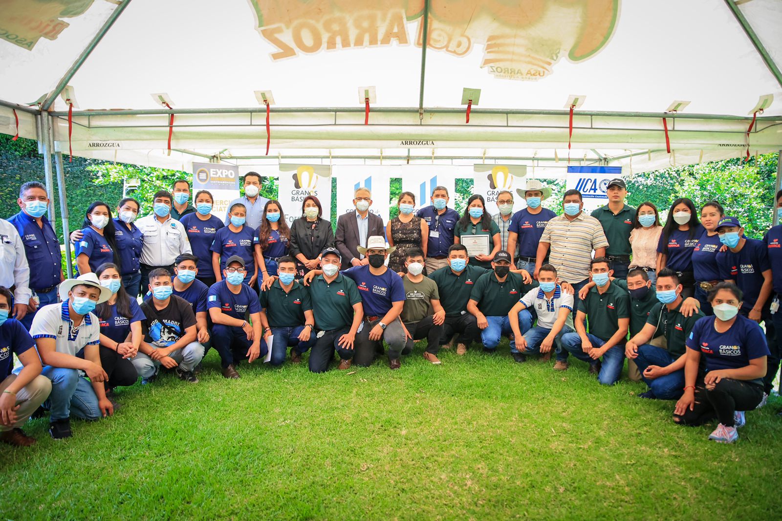 Reciben a jóvenes becados con técnico laboral agropecuario