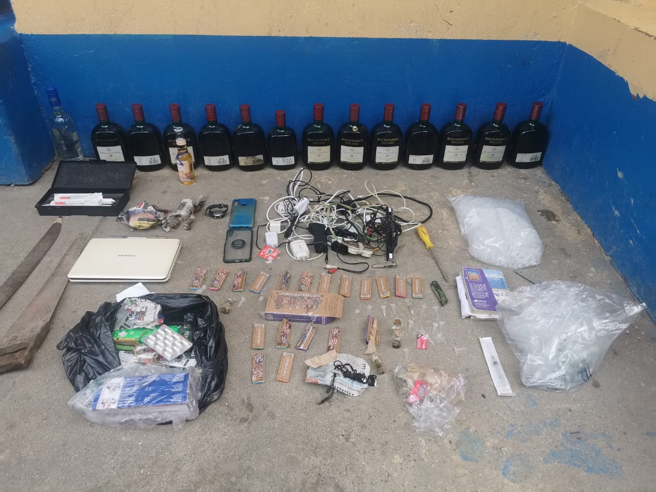 Localizan licor y celulares durante requisa en centro preventivo de Puerto Barrios, Izabal