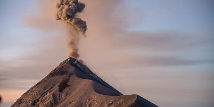 Volcán de Fuego presenta actividad eruptiva