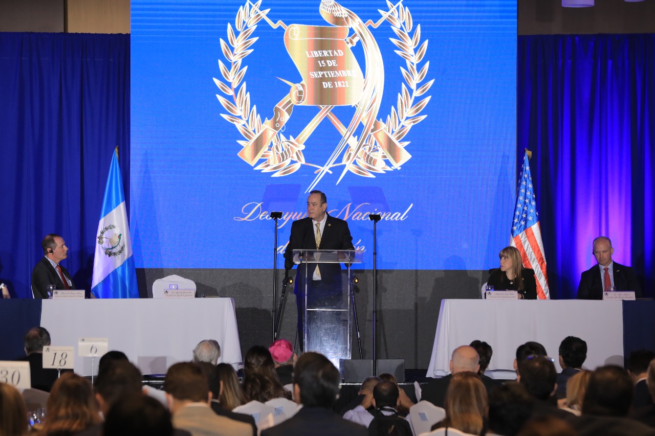 Presidente participa en Desayuno Nacional de Oración