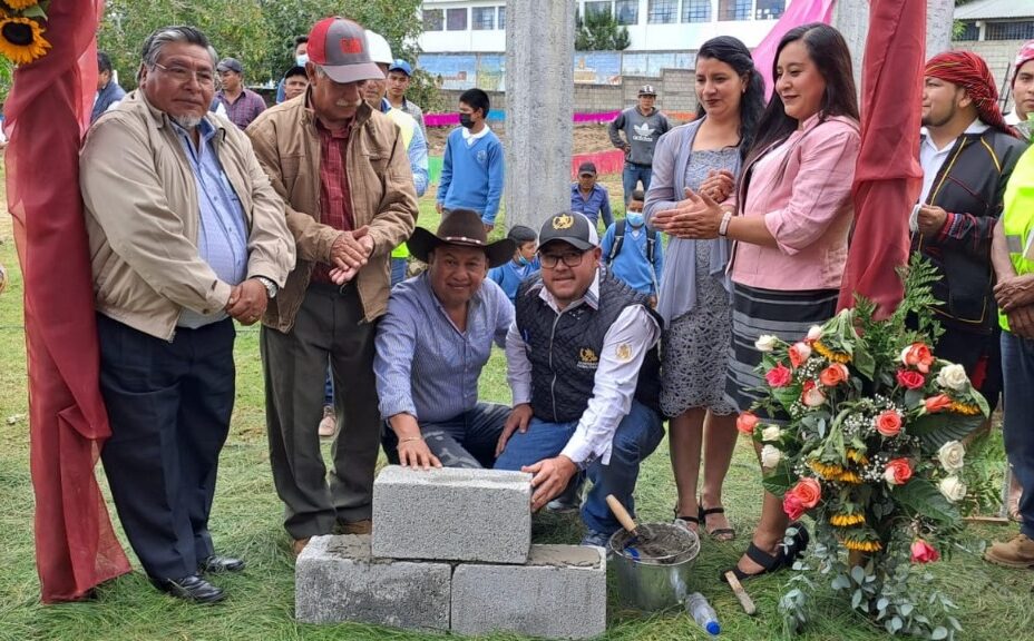 Colocan primera piedra de instituto de educación básica en Chimaltenango