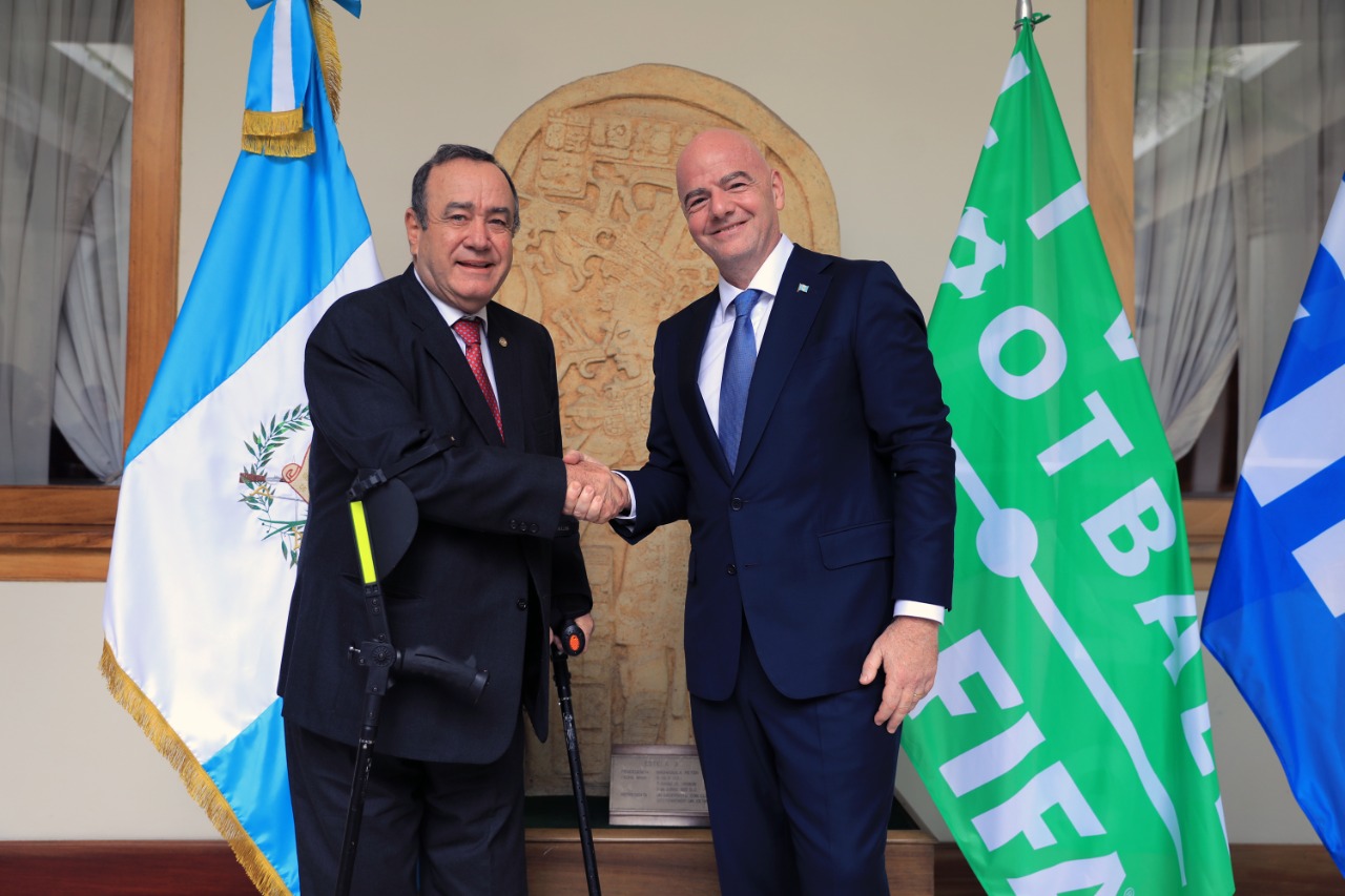 Mandatario recibe al presidente de la FIFA y abordan impulso de proyectos en beneficio de la niñez y juventud