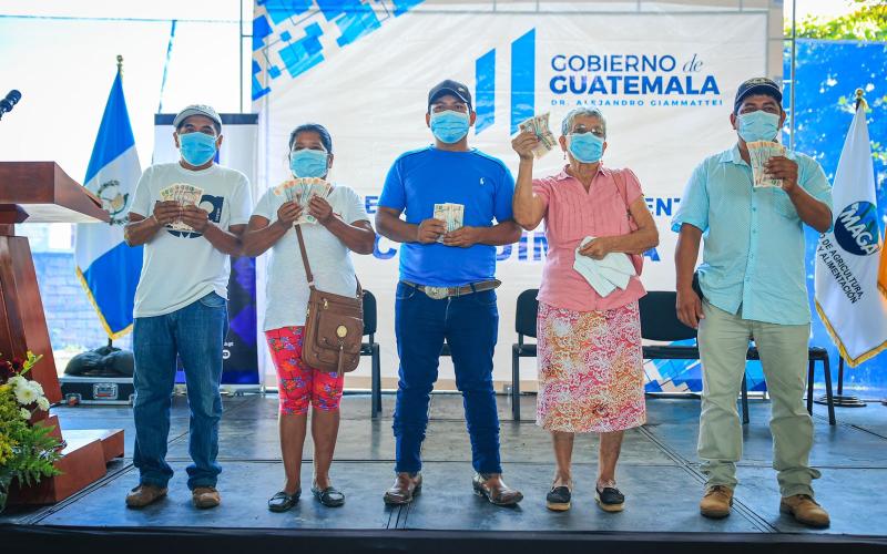 Pequeños agricultores de Chiquimula reciben estipendio por conservación de suelos