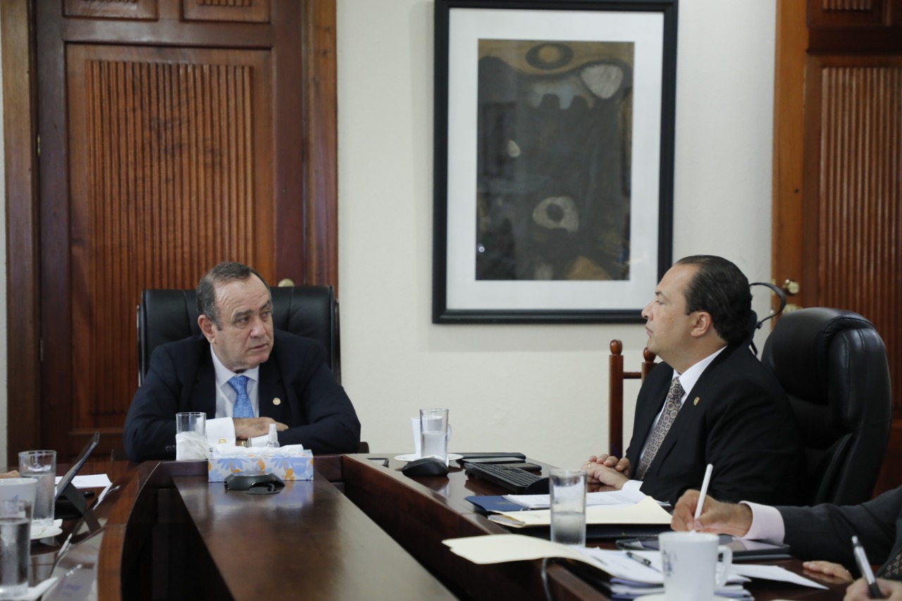 Gobernante sostiene reunión de trabajo con autoridades del Minex