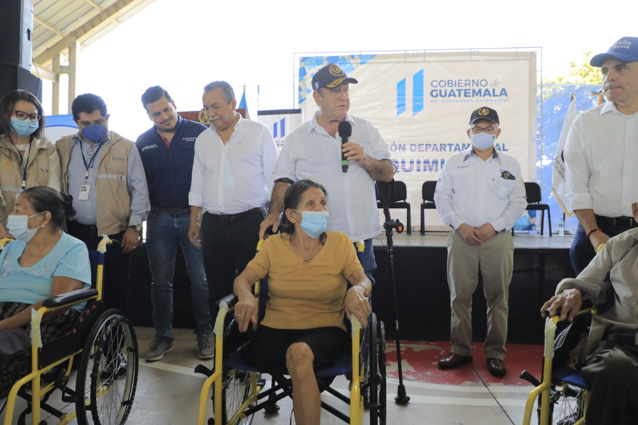 Presidente Giammattei entrega sillas de ruedas para adultos mayores en Chiquimula