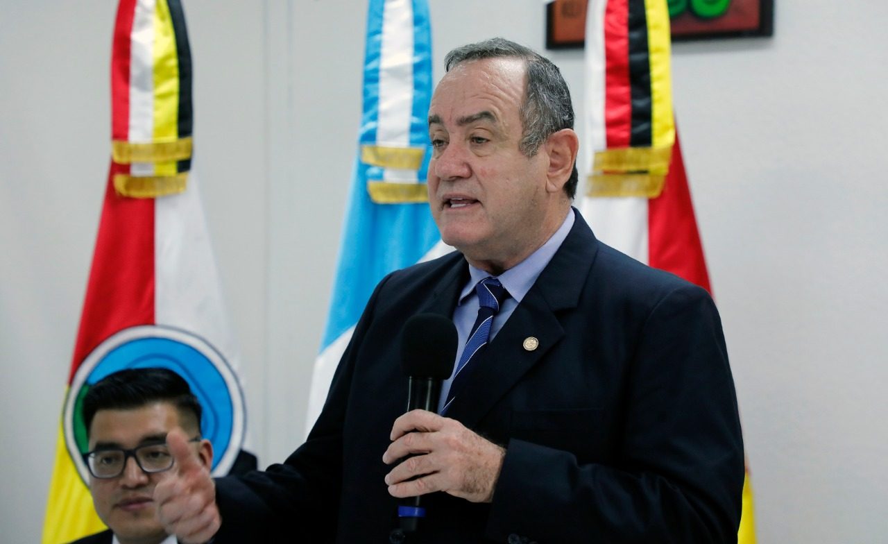 Presidente llama a trabajar juntos en el desarrollo del país.