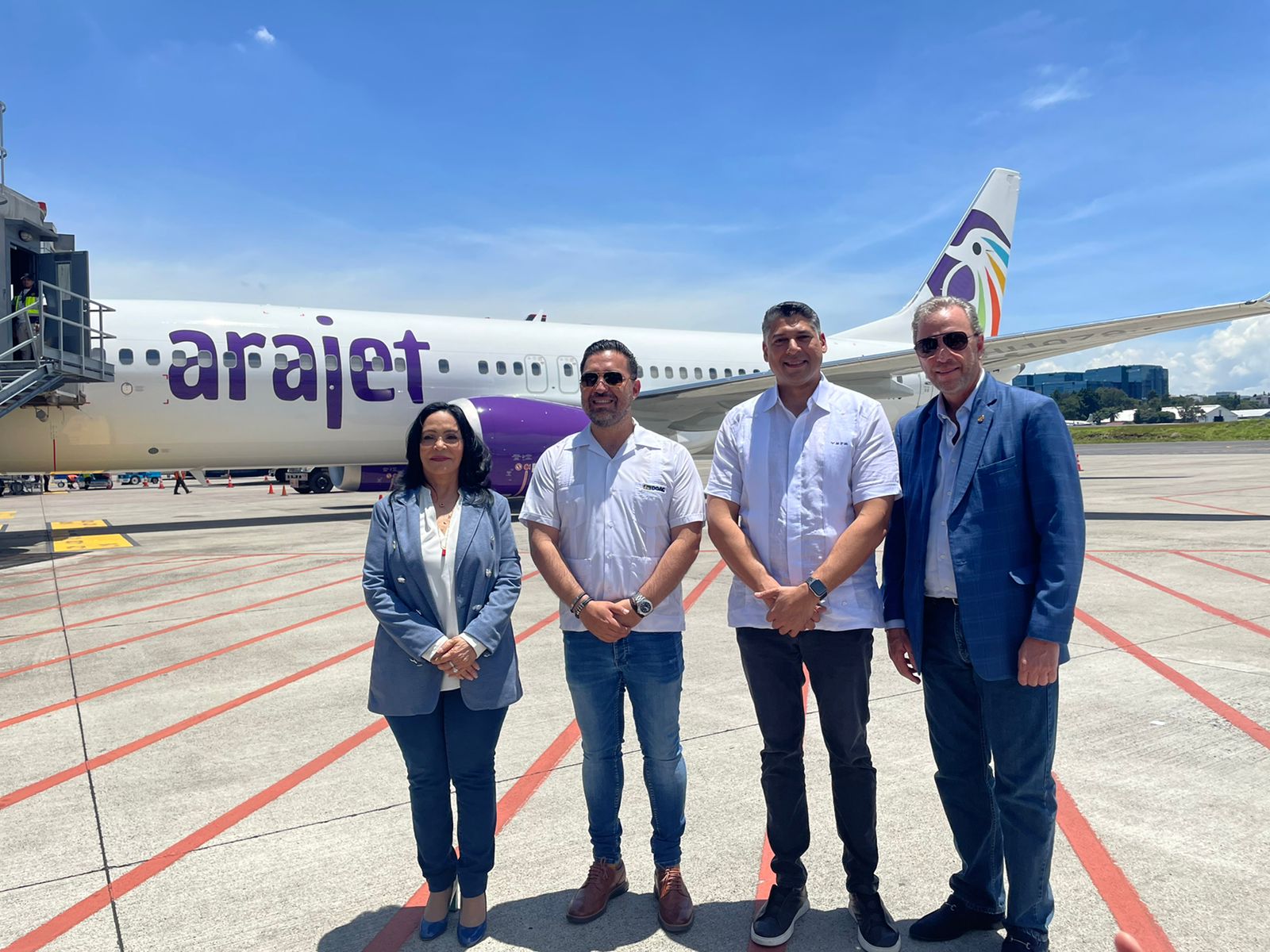 Aterriza primer vuelo directo de República Dominicana a Guatemala