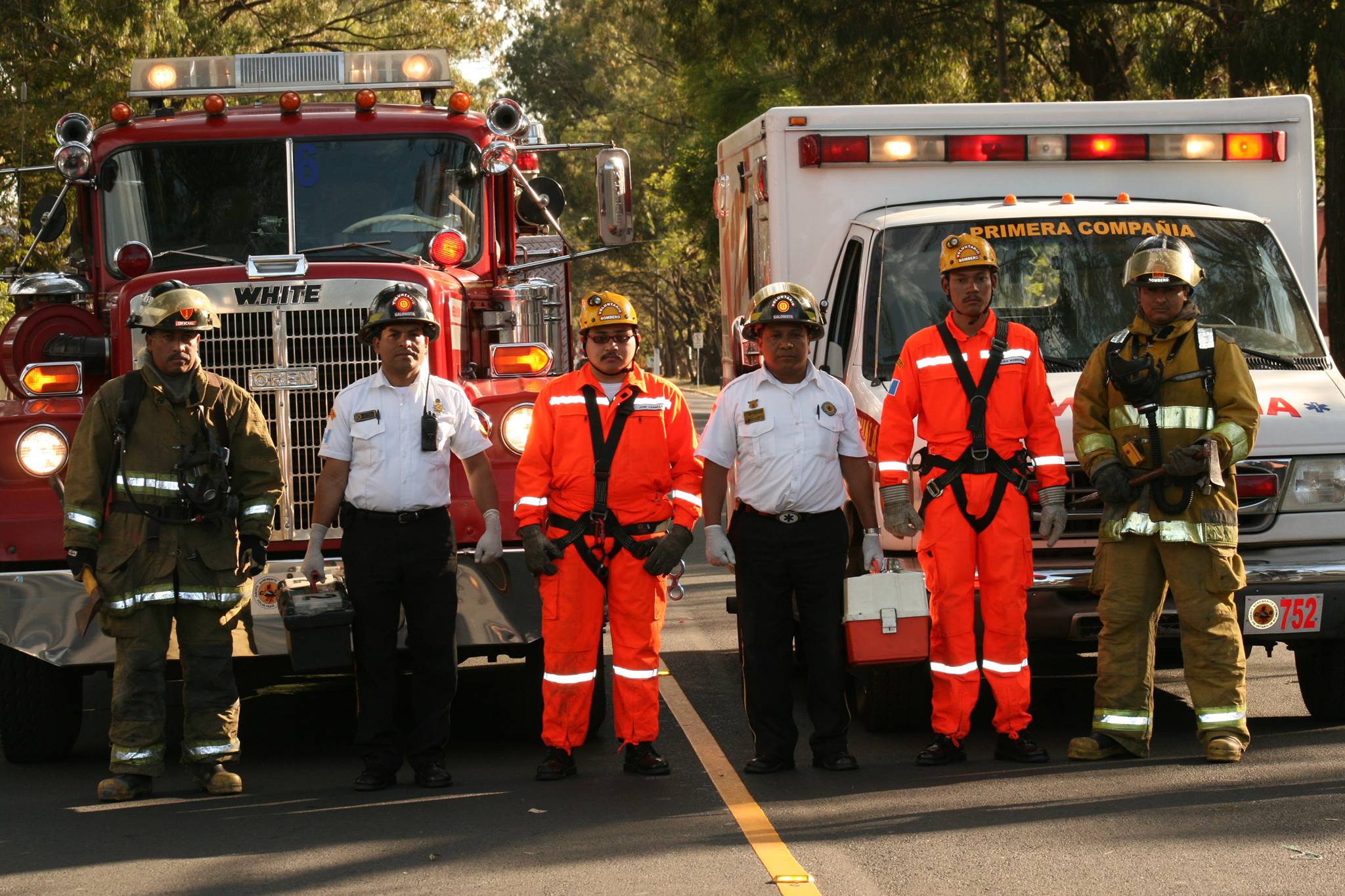 Mandatario Giammattei felicita a Bomberos Voluntarios