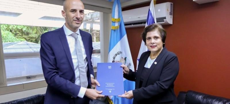 Embajador designado de Israel presenta copias de estilo en Guatemala