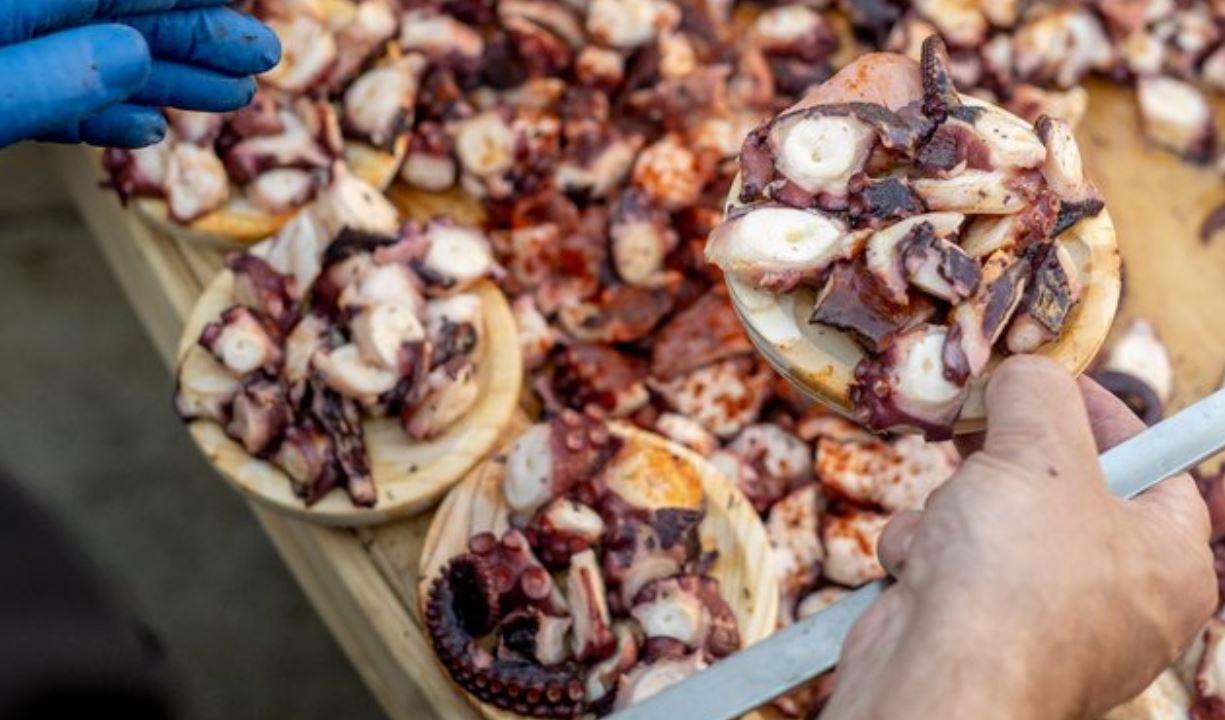 O Carballiño (Ourense) bate su propio récord de tapa gigante de pulpo.