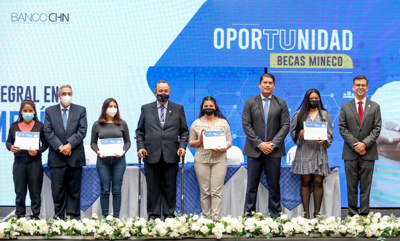 Entregan 615 becas de atención integral en enfermería
