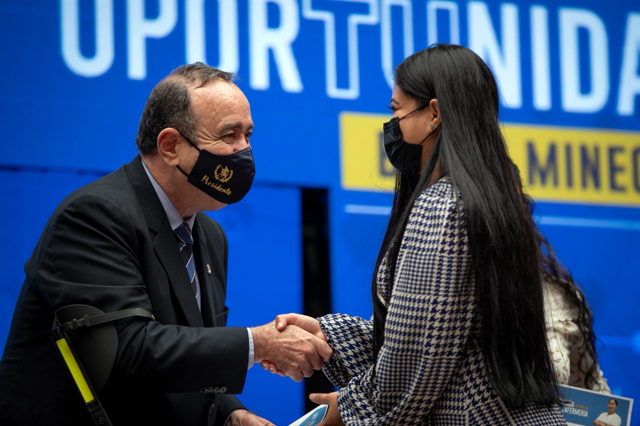 Presidente destaca fortalecimiento del capital humano de Guatemala