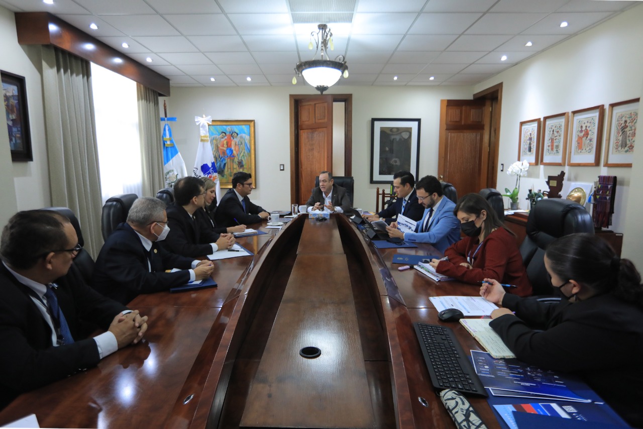 El presidente Alejandro Giammattei se reunió con autoridades del Ministerio de Economía.