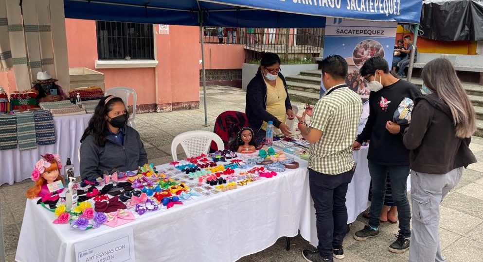 Emprendedoras de Santiago Sacatepéquez exponen y comercializan sus productos