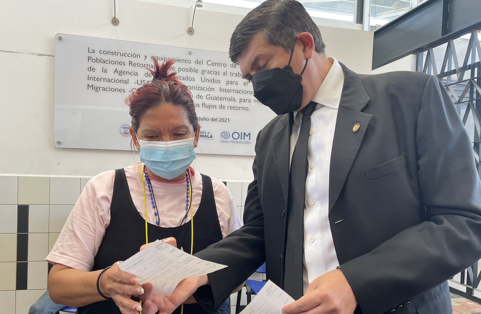 El Director General de Migración, Stuard Rodríguez fue el encargado de entregar los vales de transporte. /Foto: IGM