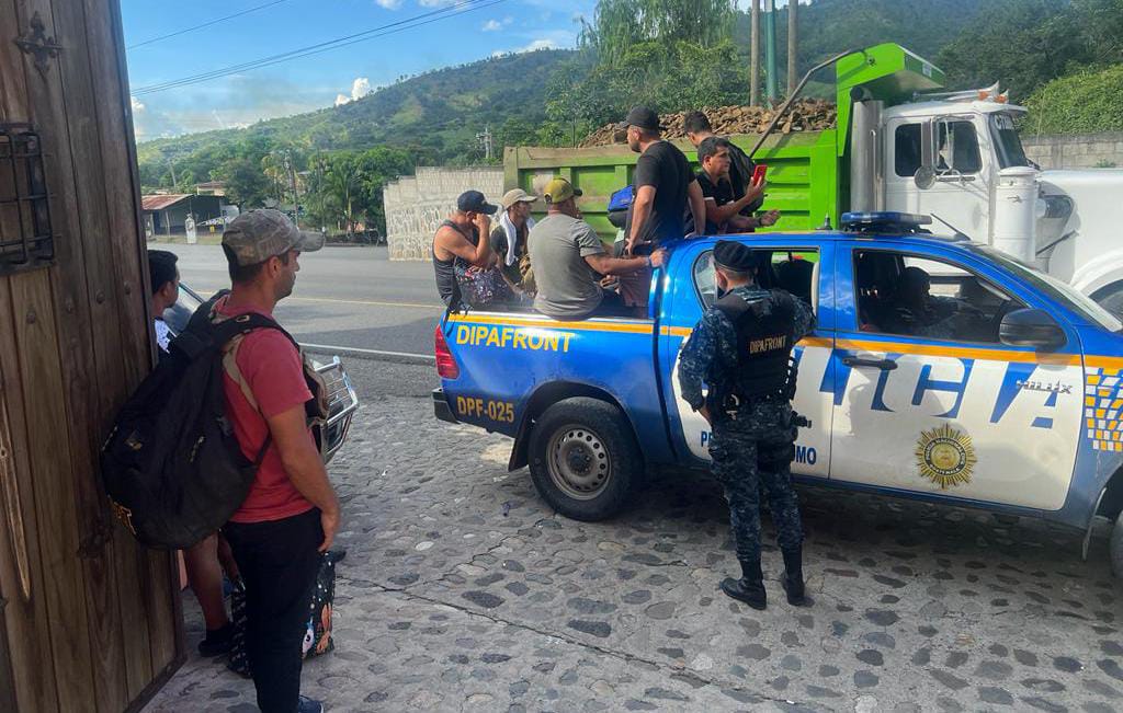 Remiten a Migración a 33 extranjeros