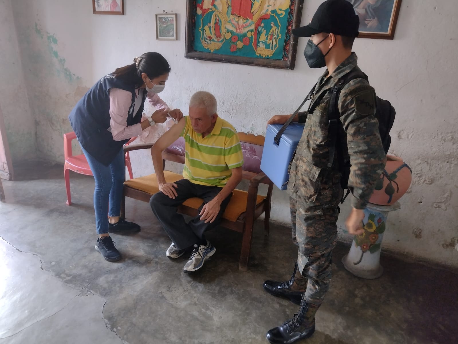 Instan a guatemaltecos a vacunarse contra el COVID-19