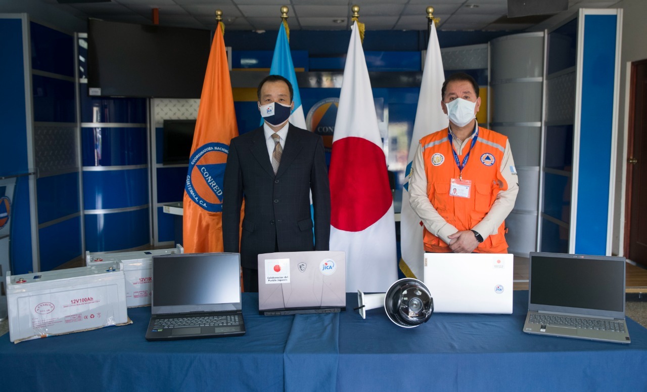 El donativo consiste en equipo tecnológico para el monitoreo de volcanes. /Foto: Conred