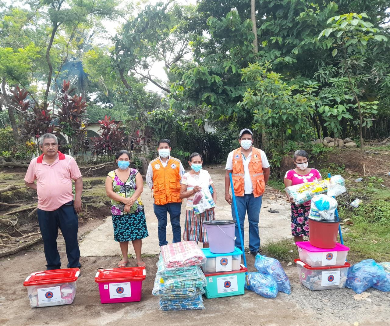 Entregan ayuda humanitaria a familias afectadas por las lluvias