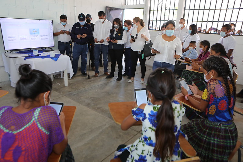 Impulsan tecnología en el aula con paneles solares en 300 escuelas rurales del país