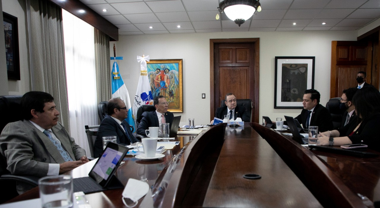 Mandatario revisa avances del desempeño del Ministerio de Finanzas