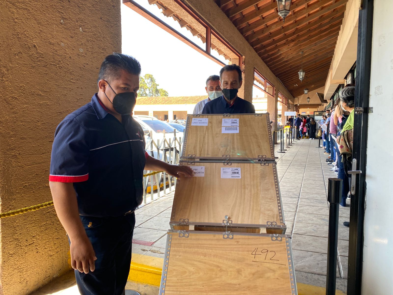 Personal del IGM trasladan las cartillas de pasaportes que serán enviados a EEUU.