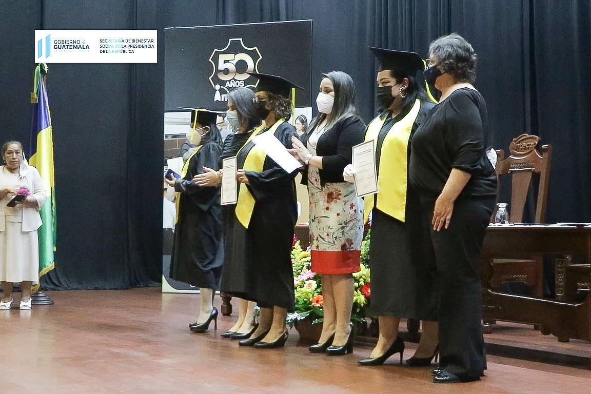 Gradúan a 55 nuevas niñeras profesionales