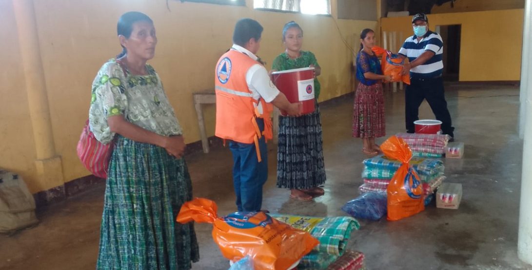 Familias afectadas por las lluvias en Panzós reciben ayuda humanitaria