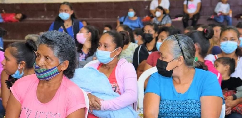 Familias de escasos recursos de Santa Cruz Naranjo reciben segundo aporte económico