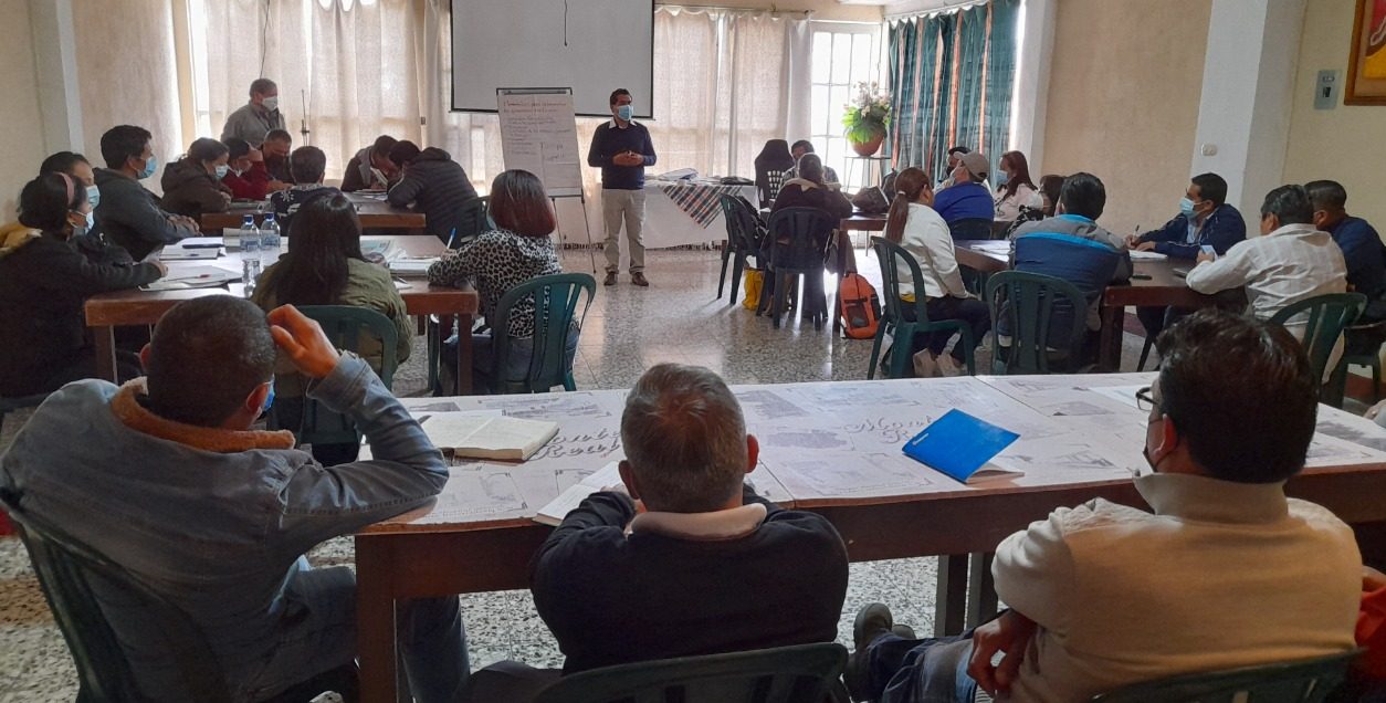 Maestros fortalecen capacidades para la enseñanza en idiomas maternos