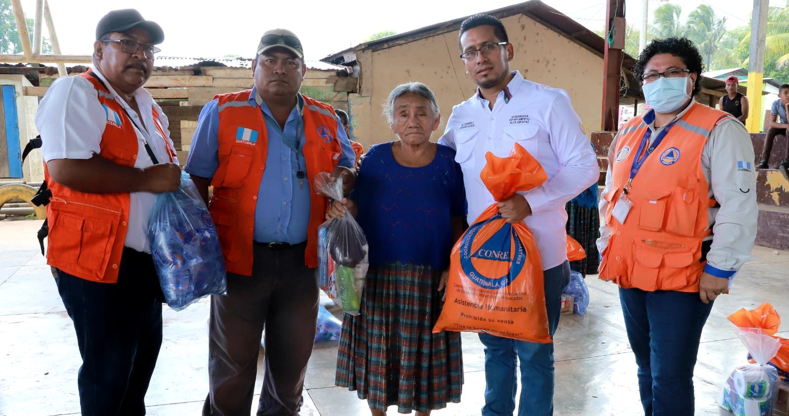 Conred lleva asistencia a familias afectadas por las lluvias en Panzós