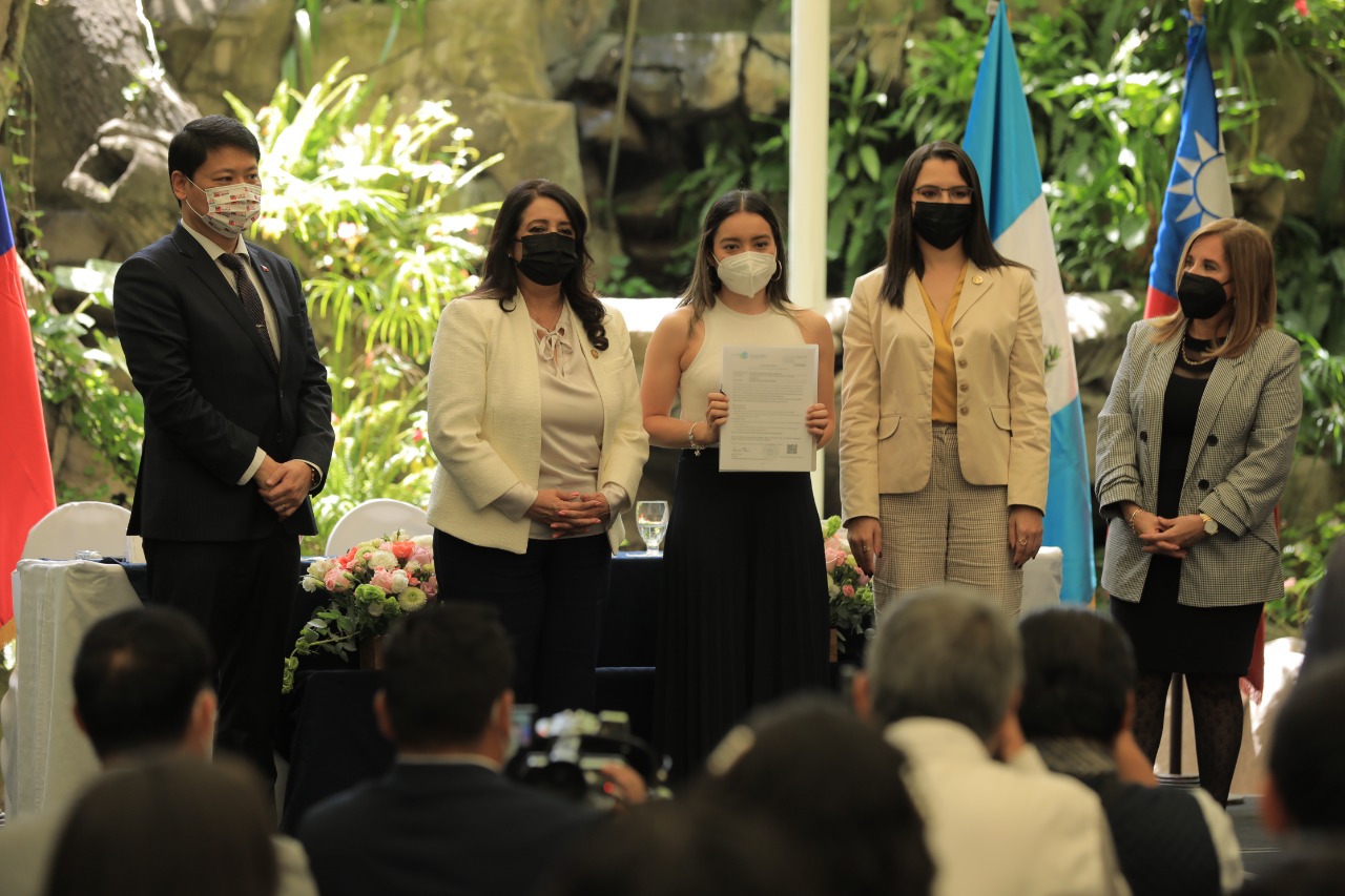 Cooperación bilateral permite entrega de becas a jóvenes guatemaltecos