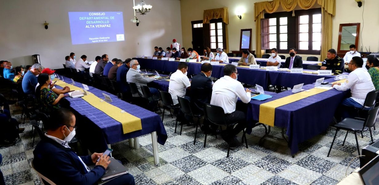 Consejo departamental de desarrollo verifica avance de obras en Alta Verapaz