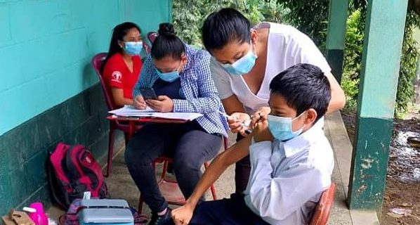 Salud lleva dosis contra el COVID-19 a centros educativos de Retalhuleu