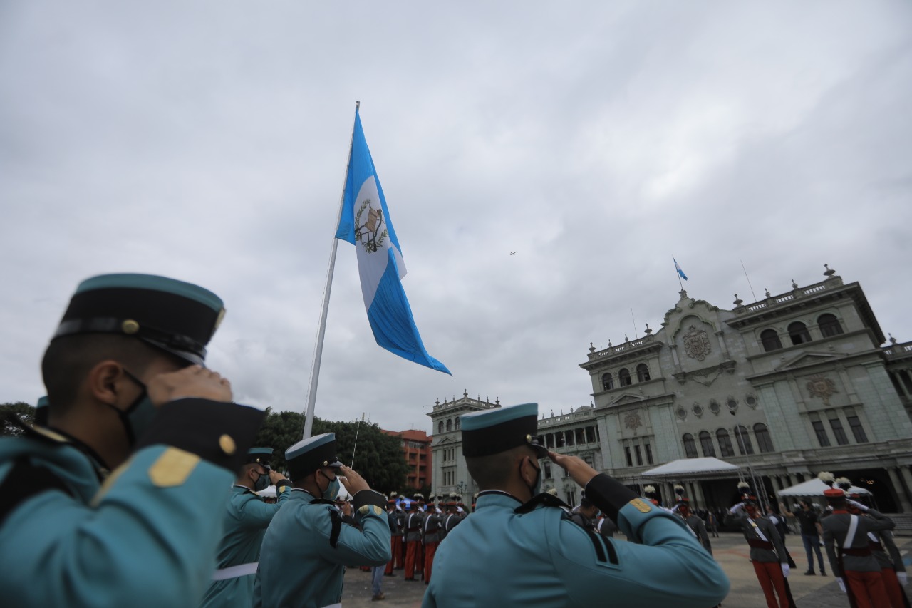 Rinden homenaje a la bandera nacional de Guatemala
