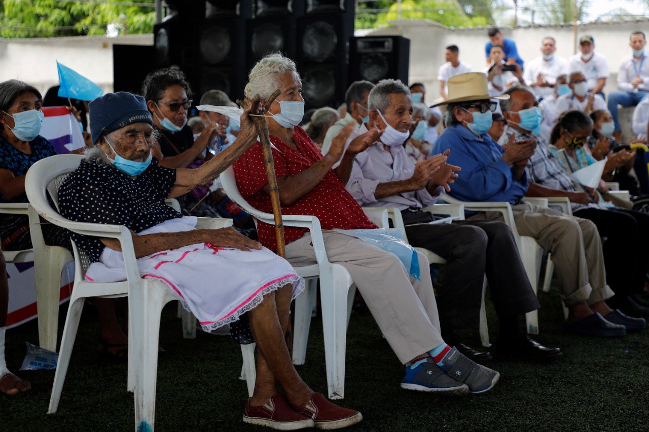 Adultos mayores de Escuintla agradecen apoyo económico