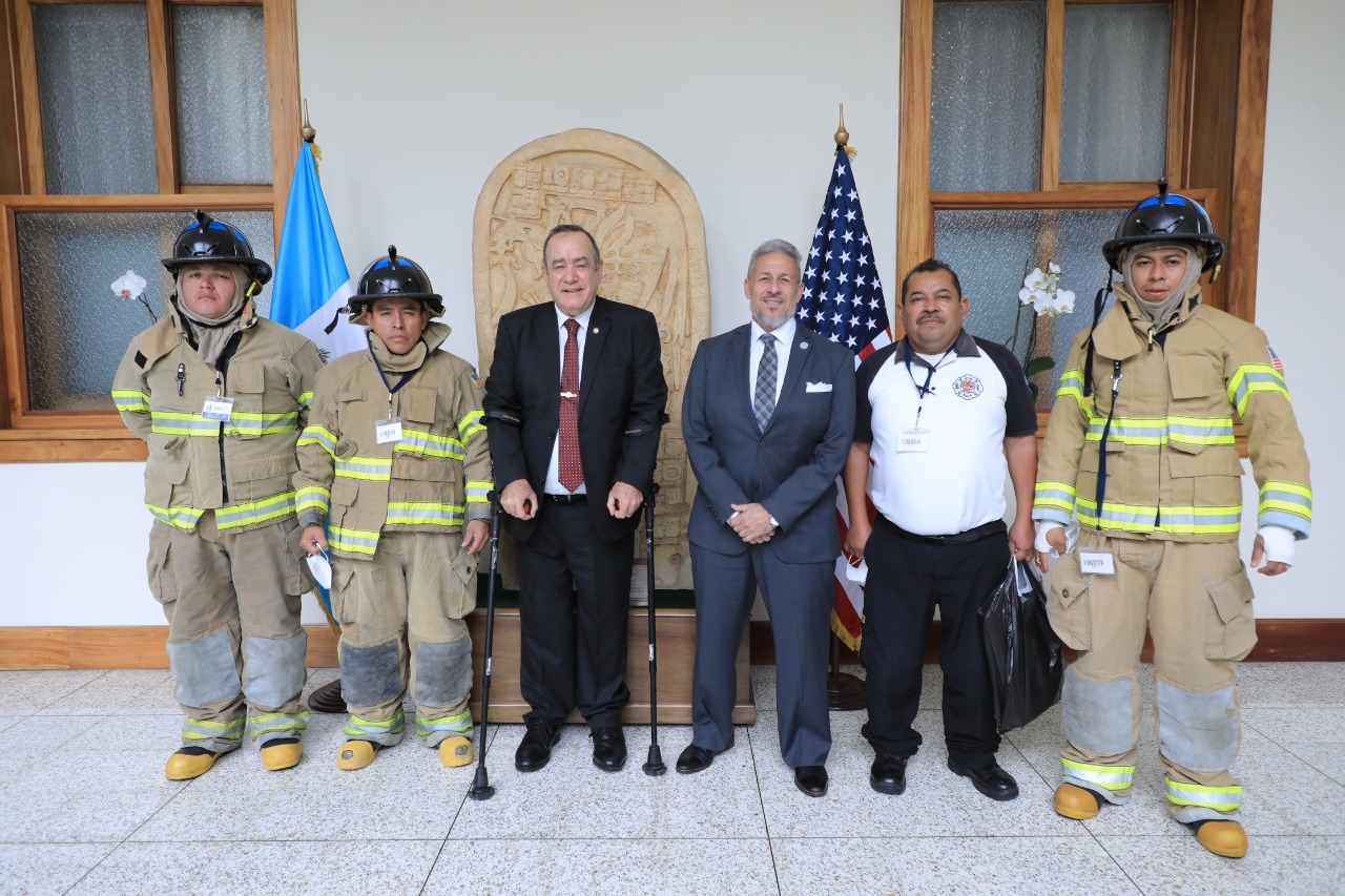 Gobernante agradece donación de motobomba y trajes de protección para Bomberos Voluntarios